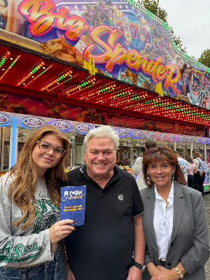 Hans en Rosanna de Voer met de BOVAK-felicitatiekaart voor de vernieuwde Big Spender